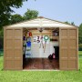 Duramax Kunststoff-Gartenhaus WoodBridge Plus, 7,6 m², mit geöffneten Schiebetüren und Gartengeräten.