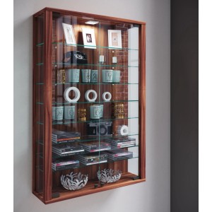 Wandhängender Vitrinenschrank in Kern-Nussbaum mit Glastüren und Beleuchtung.