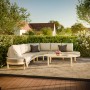4-teilige modulare Gartenlounge Waldport aus Akazienholz mit beigen Kissen und Tisch.
