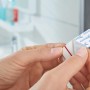 Anwendung: Tesa Powerstrips Waterproof Klebehaken, eckig, Edelstahl, Large. Hält bis zu 2 kg.