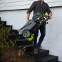 AVA Evolution P60 Hochdruckreiniger, getragen auf Treppe. Graues Gehäuse, grüne Räder und Zubehör.