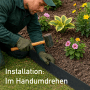 Mann verlegt anthrazitfarbene Metall Rasenkante als Beeteinfassung im Garten mit Gummihammer. Einfache Installation.