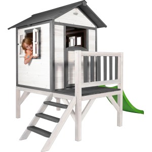 Sunny Spielhaus Lodge XL in Grau/Weiß mit Rutsche. Kinder blickt aus dem Fenster des Spielhauses.