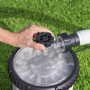 Hand dreht Regler an Bestway Polysphere Filterpumpe mit weißem Schlauch auf Rasen. Pool Filtermedien für klares Wasser.
