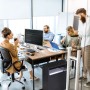 Schwarzer Relaxdays Rollcontainer mit 3 Fächern und Rollen im Büro. Ideal für Dokumente und Drucker.