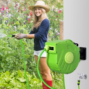 Grüne Outsunny Schlauchtrommel mit Automatik und schwenkbarer Wandhalterung im Einsatz.