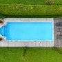 Draufsicht: Rechteckiger Steinbach Styropor Pool mit römischer Treppe und Liegefläche.