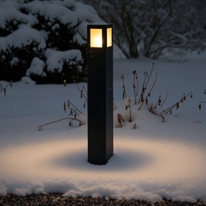 Schwarze Rendl Außenleuchte Ponder 65 in Schnee. Quadratische Stehleuchte mit warmweißem Licht für Garten und Wege.
