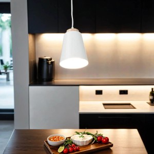Weiße Hängeleuchte im skandinavischen Design mit Holzdetails, geeignet für E27 Leuchtmittel.