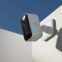 Yale Akku-Überwachungskamera für Außen, WLAN, Full HD, an weißer Wand montiert.