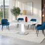Moderne Essgruppe Talicia mit weißem ovalem Tisch und vier blauen Stühlen in hellem Esszimmer.