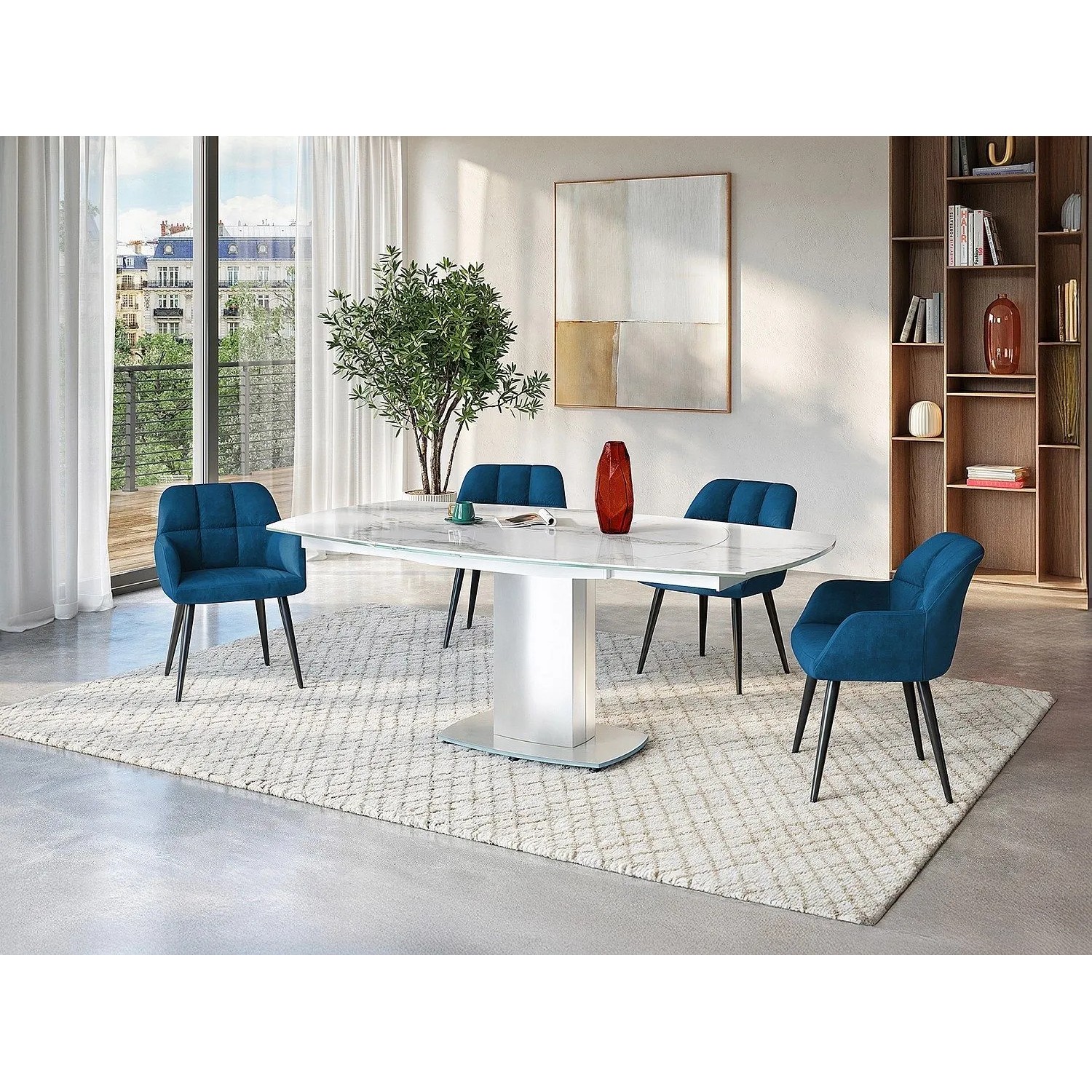 Moderne Essgruppe Talicia mit weißem ovalem Tisch und vier blauen Stühlen in hellem Esszimmer.