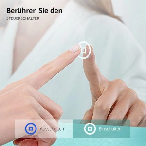 Detailaufnahme: Finger berührt Touchschalter des Emke LED Spiegels zur Steuerung der Lichtfarben.
