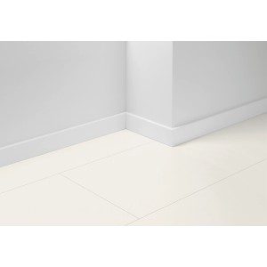 Weiße Parador Sockelleiste SL 18 (70mm) an Wand und Boden.