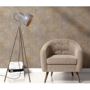 Erismann Vliestapete Elle Decoration 4 Shiny Concrete Ocker im Raum mit Sessel und Lampe.