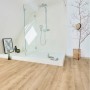Heller Parador Designboden Modular One Eiche Pure Hell im Badezimmer mit Dusche.