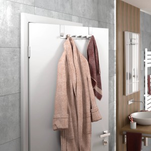 SOTECH Türgarderobe LINEA II, Edelstahl gebürstet, mit Bademantel und Handtuch an Tür.