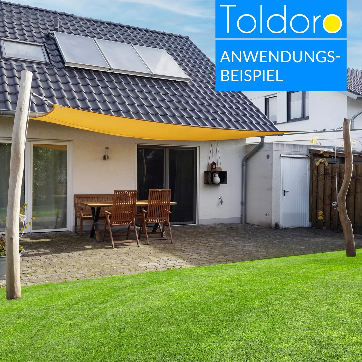 Aufgespanntes, gelbes Sonnensegel zwischen zwei Toldoro Robinienholz-Pfosten im Garten.