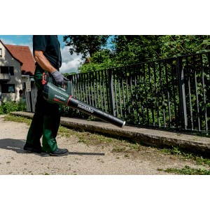 metabo Akku-Laubbläser LB 18 LTX BL solo im Einsatz zum Entfernen von Laub.