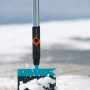 Gardena combisystem Stoßscharre 15 cm im Einsatz zum Entfernen von Schnee.