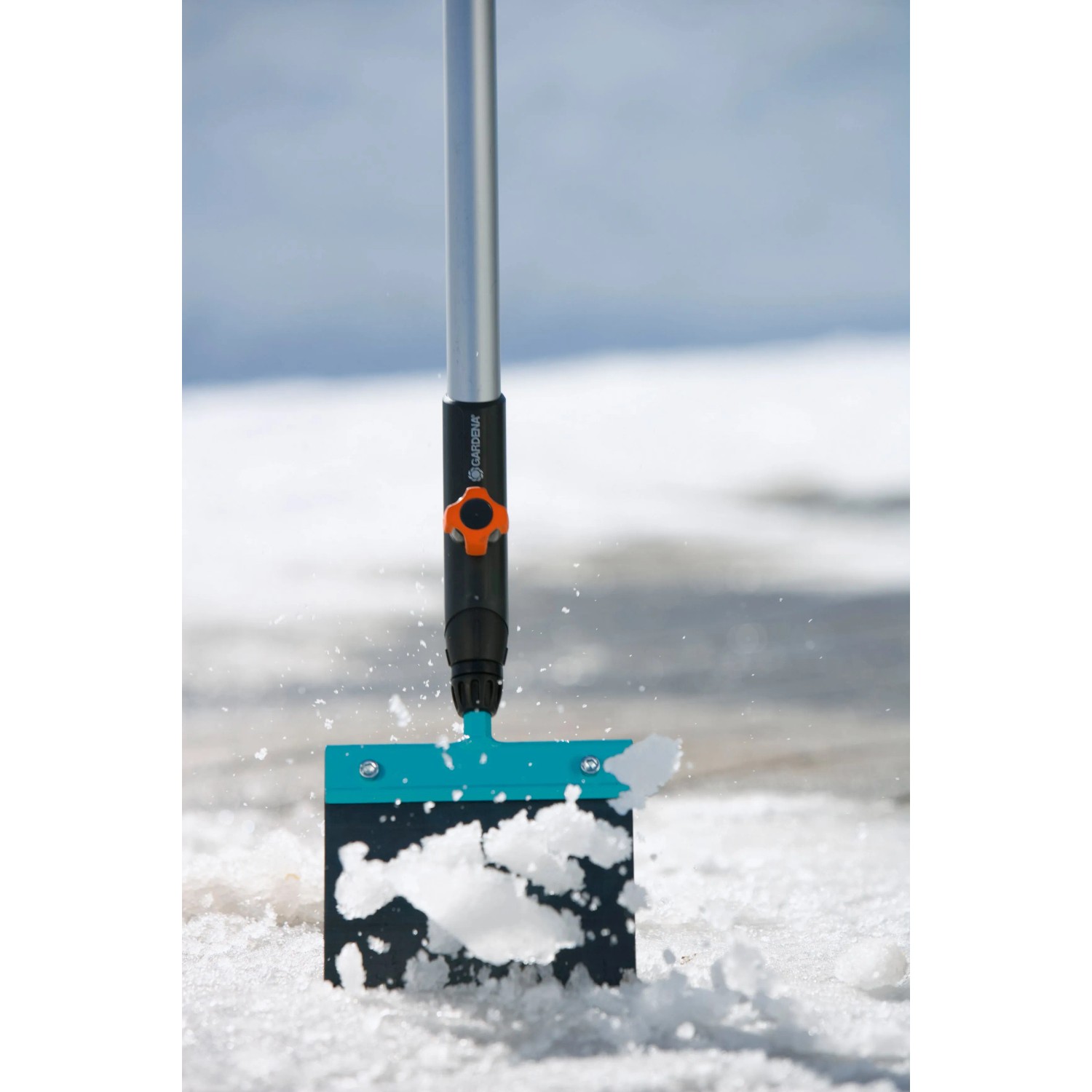 Gardena combisystem Stoßscharre 15 cm im Einsatz zum Entfernen von Schnee.