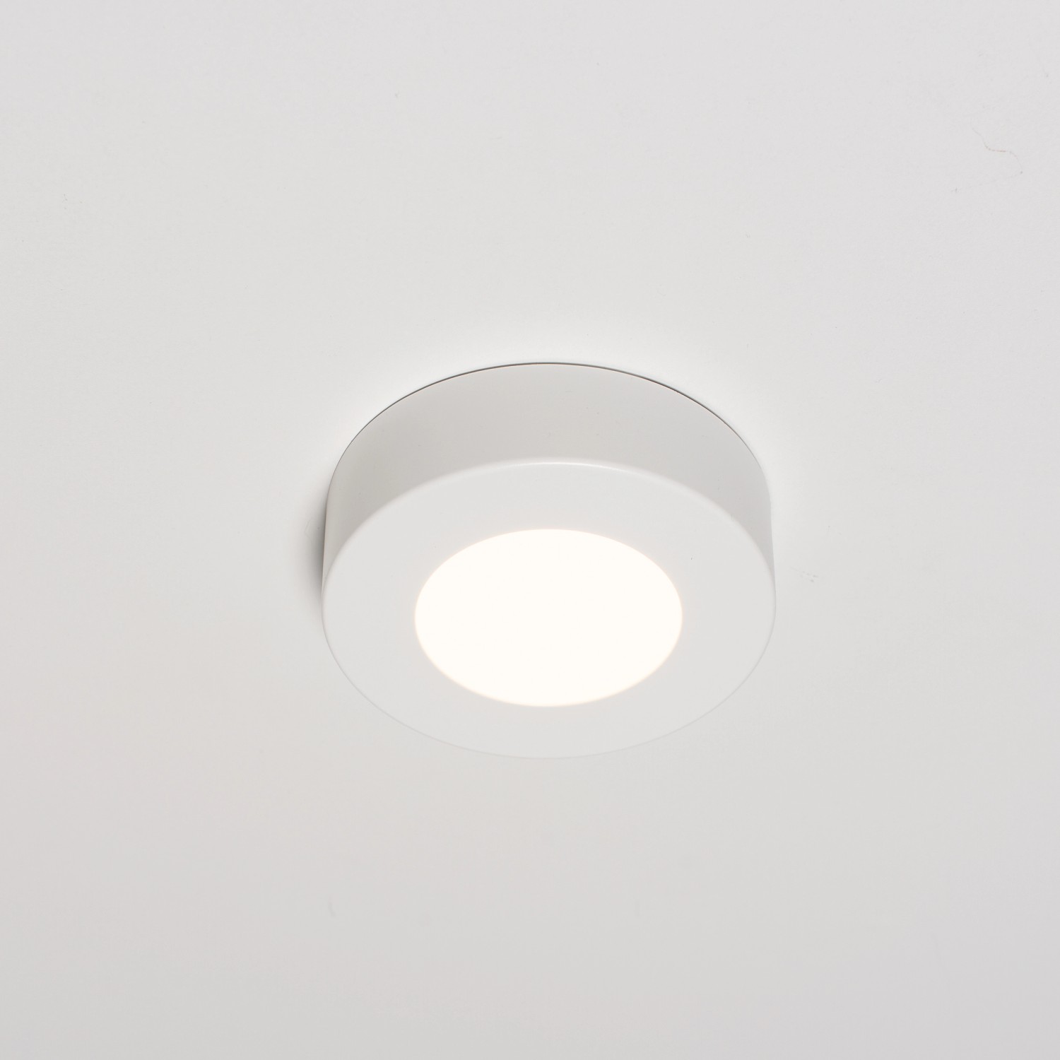 Weißer, runder LED Einbaustrahler, 6W, dimmbar, mit Opal-Diffusor an einer Decke.