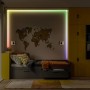 Dekorativer LED-Streifen von Osram im Kinderzimmer, der auf Musik reagiert und die Wand beleuchtet.