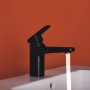 Schwarze Ideal Standard Waschtischarmatur Ceraplan H90 auf einem Waschbecken mit laufendem Wasser.