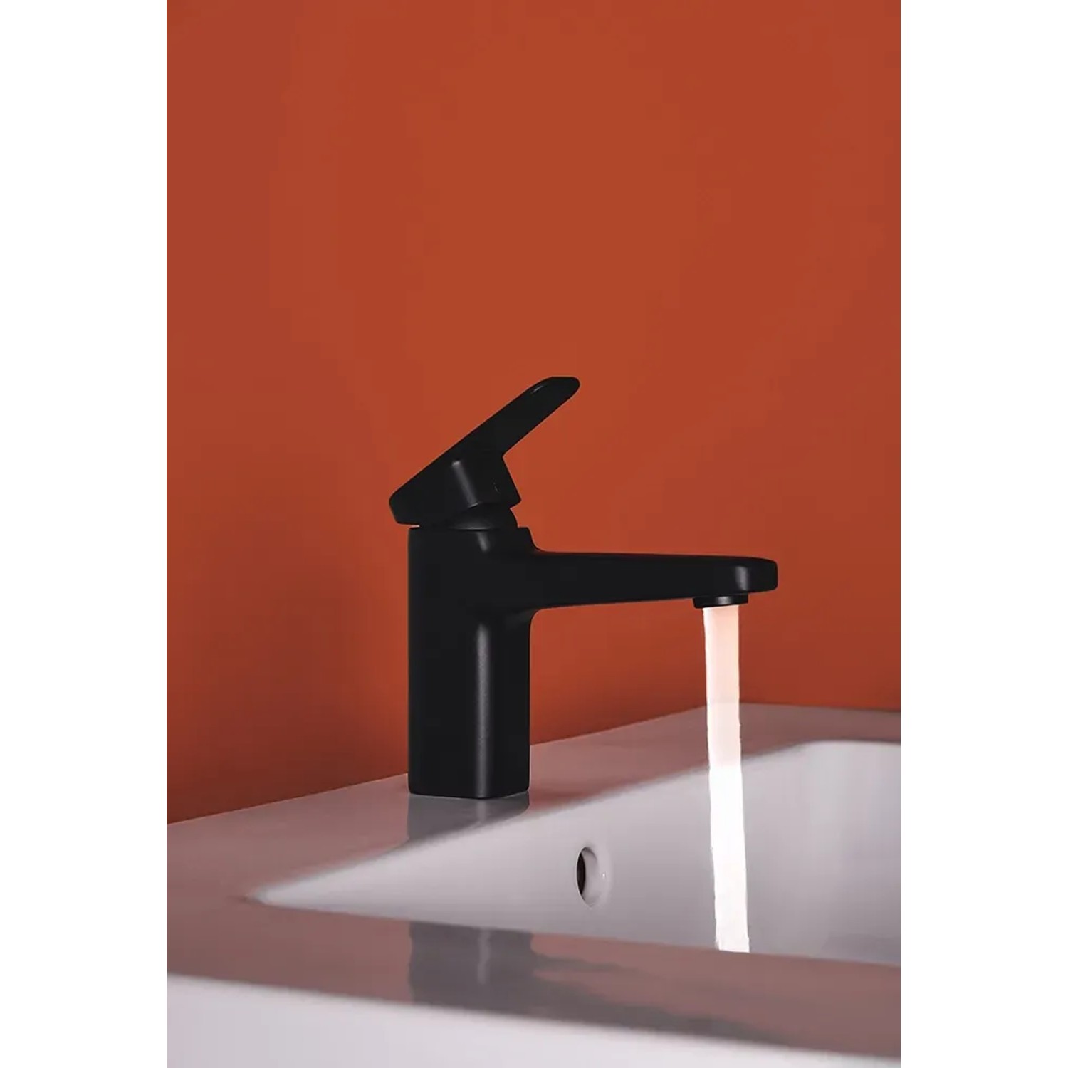 Schwarze Ideal Standard Waschtischarmatur Ceraplan H90 auf einem Waschbecken mit laufendem Wasser.