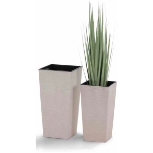 Siena Garden Pflanzsäule Eco Nizza, weiß, mit Rillenoptik und Pflanze.