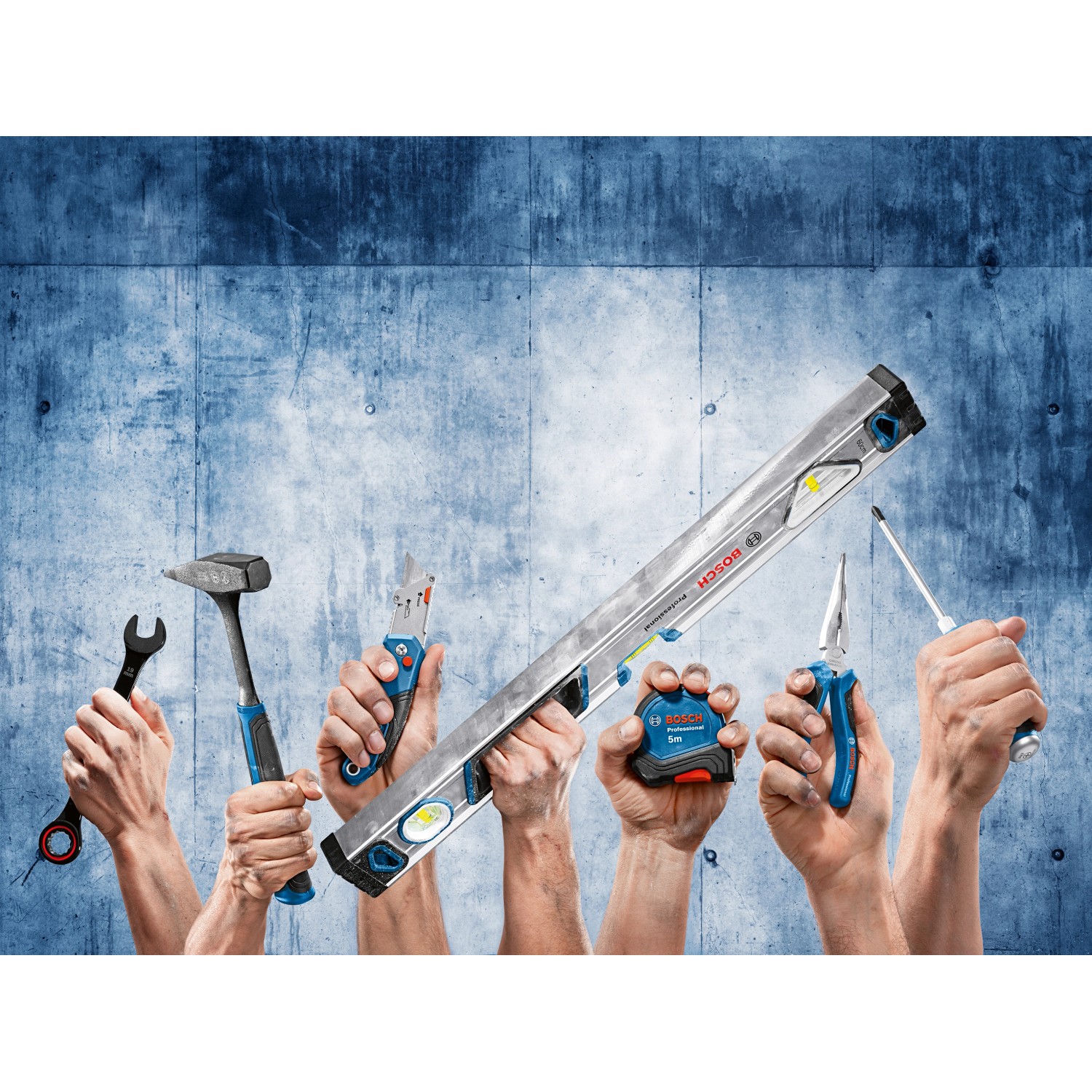Bosch Professional Werkzeug-Set: Schlosserhammer, Wasserwaage, Cuttermesser, Schraubendreher, Zange, Rollbandmaß, Schraubenschlüssel.