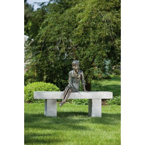 Bronzefigur Berrit (48 cm) auf Steinbank im Garten. Dekorative Gartendeko.