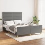 Dunkelgraues Stoff-Bettgestell 140x200 cm mit Kopfteil im Schlafzimmer.
