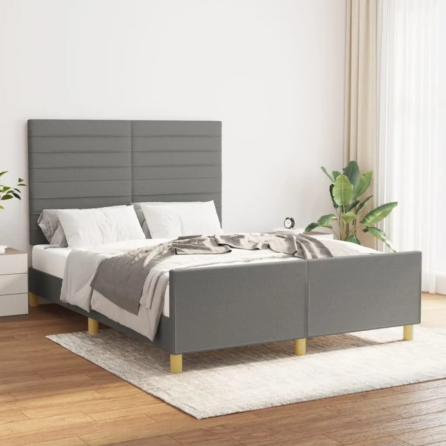 Dunkelgraues Stoff-Bettgestell 140x200 cm mit Kopfteil im Schlafzimmer.