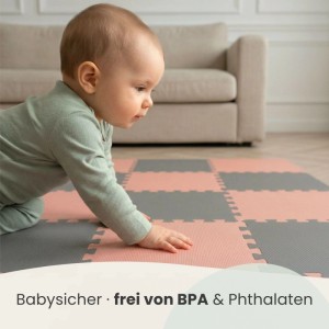 Baby krabbelt auf LittleTom Puzzlematte in Terracotta und Grau. Weiche Spielmatte für Kinder.