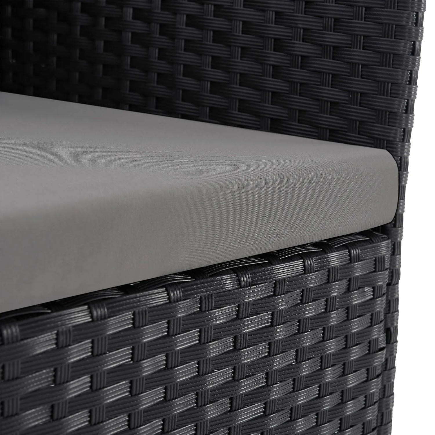 Detailaufnahme: Schwarzer Rattan-Gartenstuhl mit grauem Sitzkissen des Svita Brooklyn Bistro Sets.