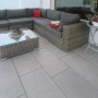 Diephaus Terrassenplatten Finessa, mittelgrau, 80x40 cm, auf einer Terrasse mit Möbeln.