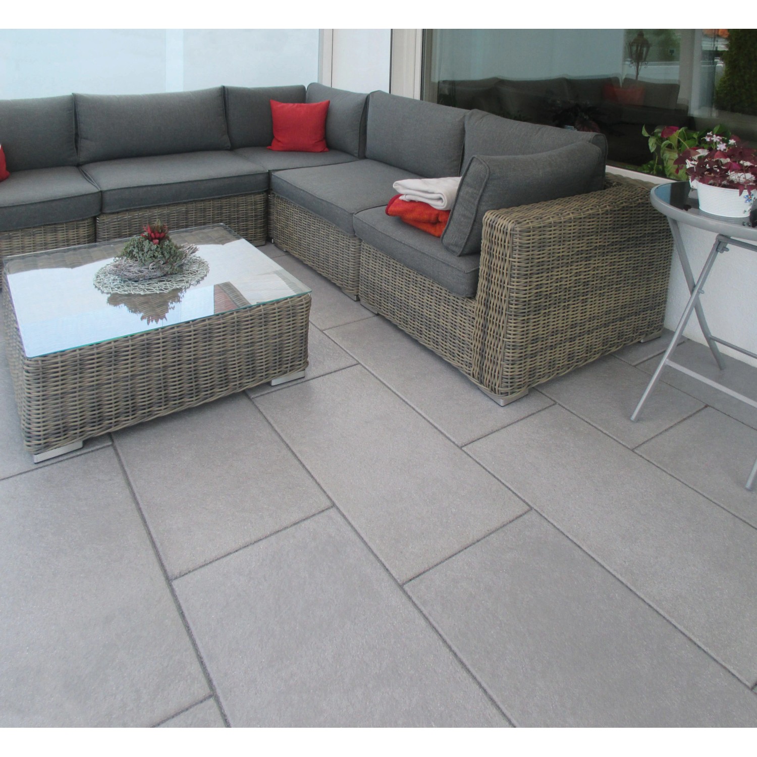 Diephaus Terrassenplatten Finessa, mittelgrau, 80x40 cm, auf einer Terrasse mit Möbeln.