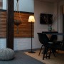 Schwarze QAZQA Außen Stehlampe Virginia mit weißem Schirm, 135cm hoch, IP65.