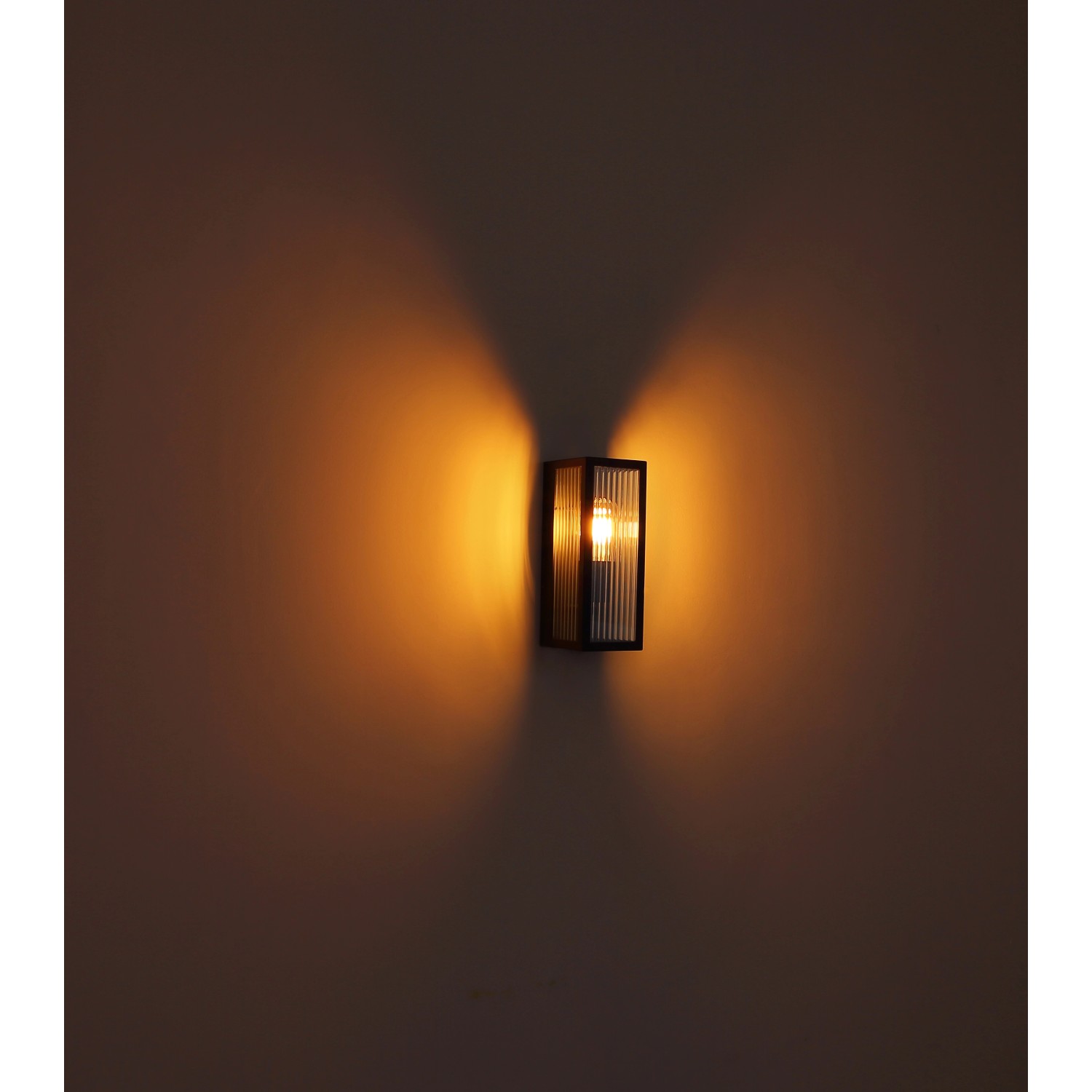 Moderne, schwarze Globo Außenwandleuchte mit opalem Glas und warmem Lichtschein.