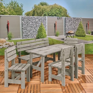 Grauer Wilk Gartenstuhl Robusto aus FSC-Kiefernholz mit Tisch und Bank im Garten.