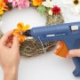 Steinel Heißklebepistole mit Cristal Klebesticks beim Basteln eines Blumenkranzes.