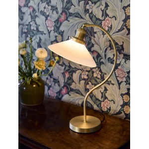 PR Home Axel Tischleuchte mit Messinggestell und Opalglasschirm. Skandinavisches Design für Innenleuchten.