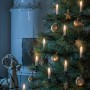 Konstsmide LED Baumkette mit 16 bernsteinfarbenen Dioden am Weihnachtsbaum.