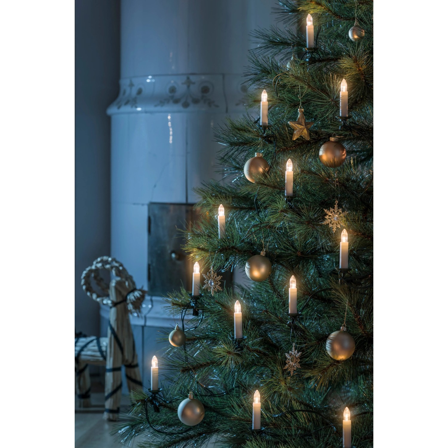 Konstsmide LED Baumkette mit 16 bernsteinfarbenen Dioden am Weihnachtsbaum.