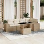 Beige 6-teilige Garten-Sofagarnitur mit Kissen und Tisch mit Glasplatte aus Polyrattan.