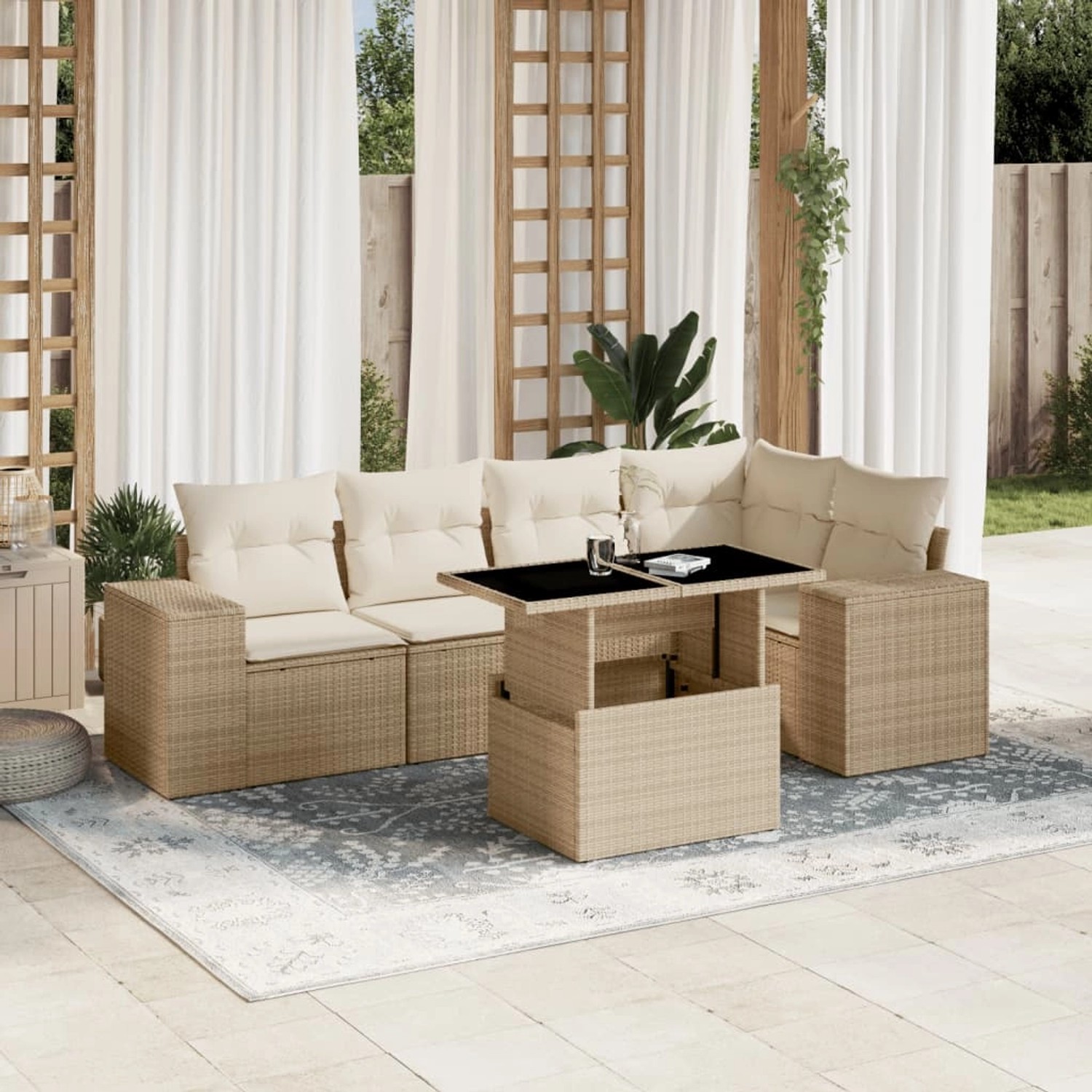 Beige 6-teilige Garten-Sofagarnitur mit Kissen und Tisch mit Glasplatte aus Polyrattan.