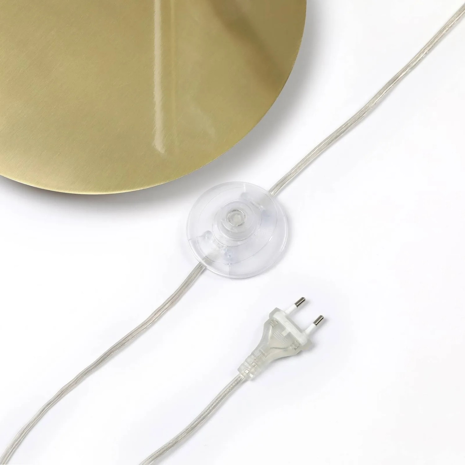 Goldener Lampenfuß, Kabel mit transparentem Fußschalter und Stecker der Lindby Bogenlampe.