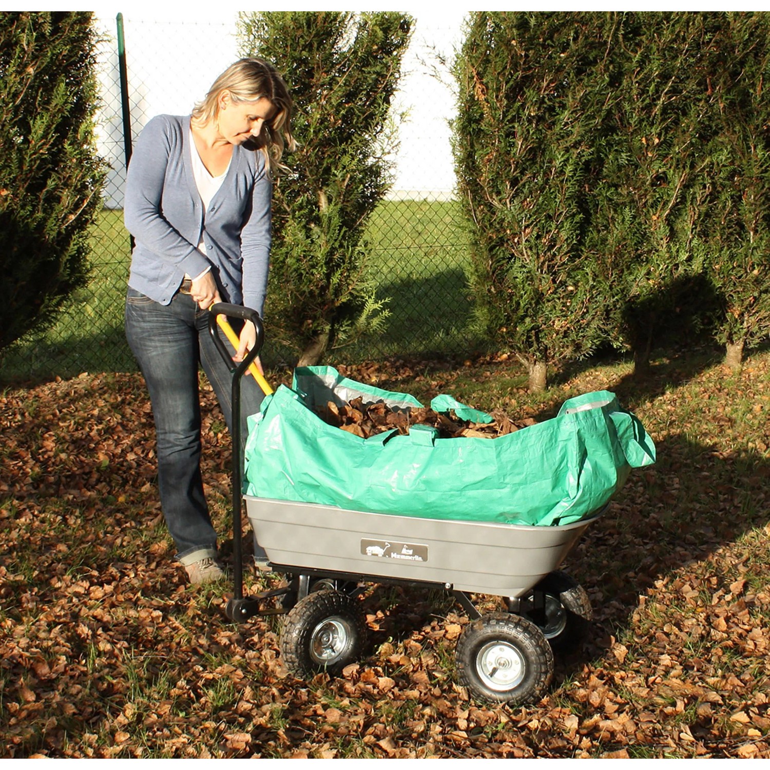 Grauer Haemmerlin Gartenwagen 4x4 mit Kipper und Laub im Einsatz.
