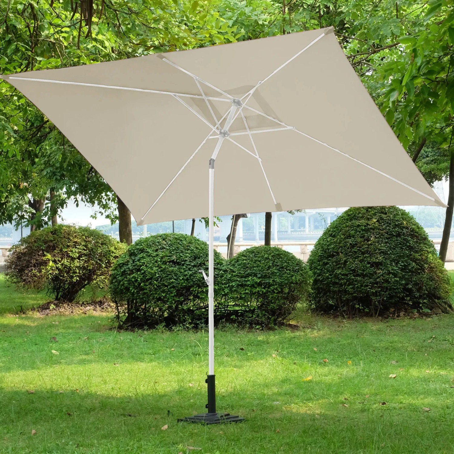 Beiger, rechteckiger Svita Sonnenschirm 3x2m mit Schirmständer im Garten.